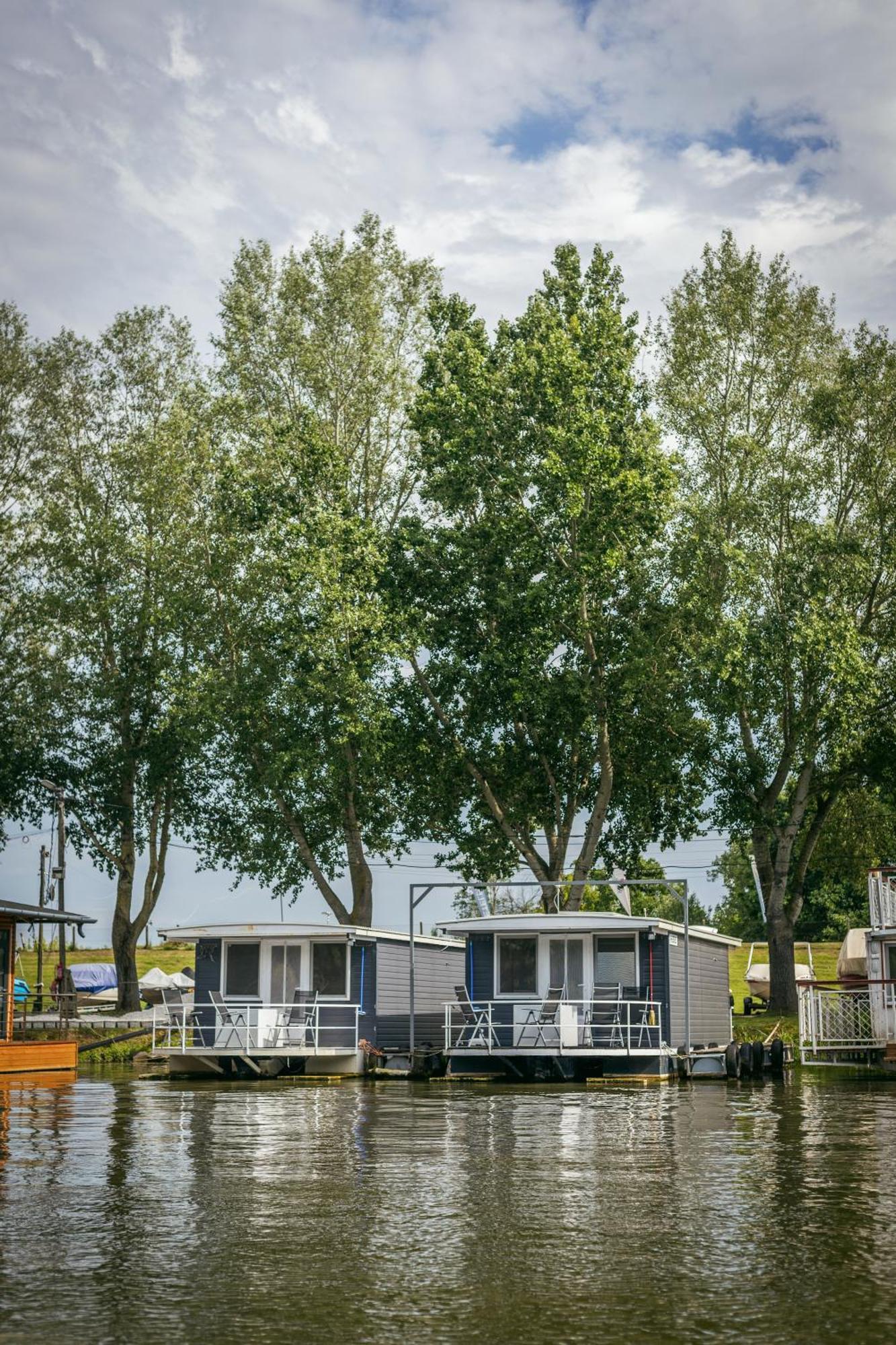 Lakohajo, Uszohaz - Tisza-To Hotel Tiszafured Exterior photo