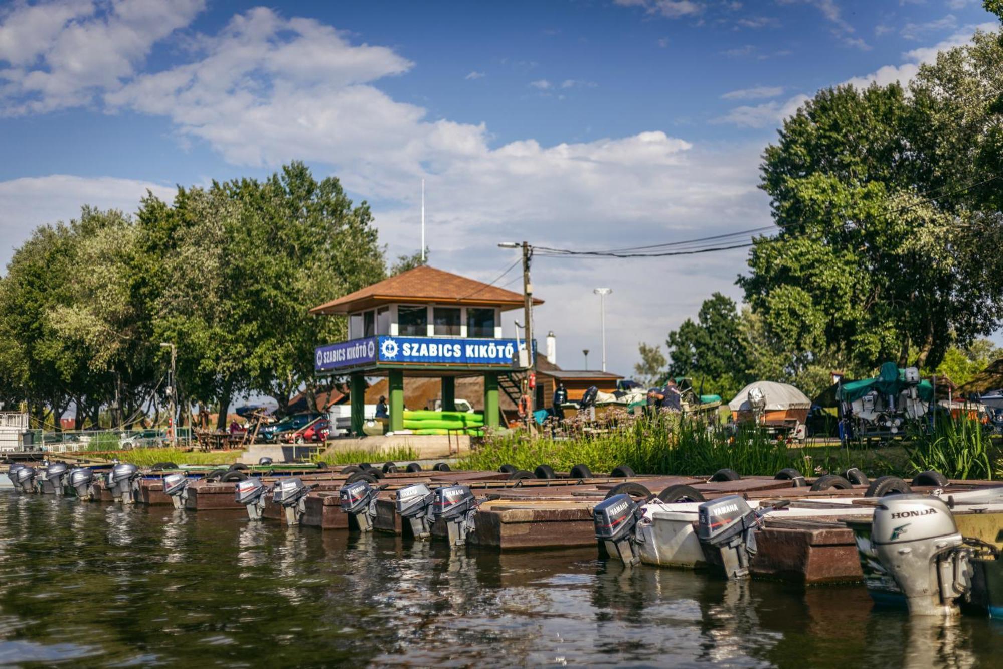 Lakohajo, Uszohaz - Tisza-To Hotel Tiszafured Exterior photo