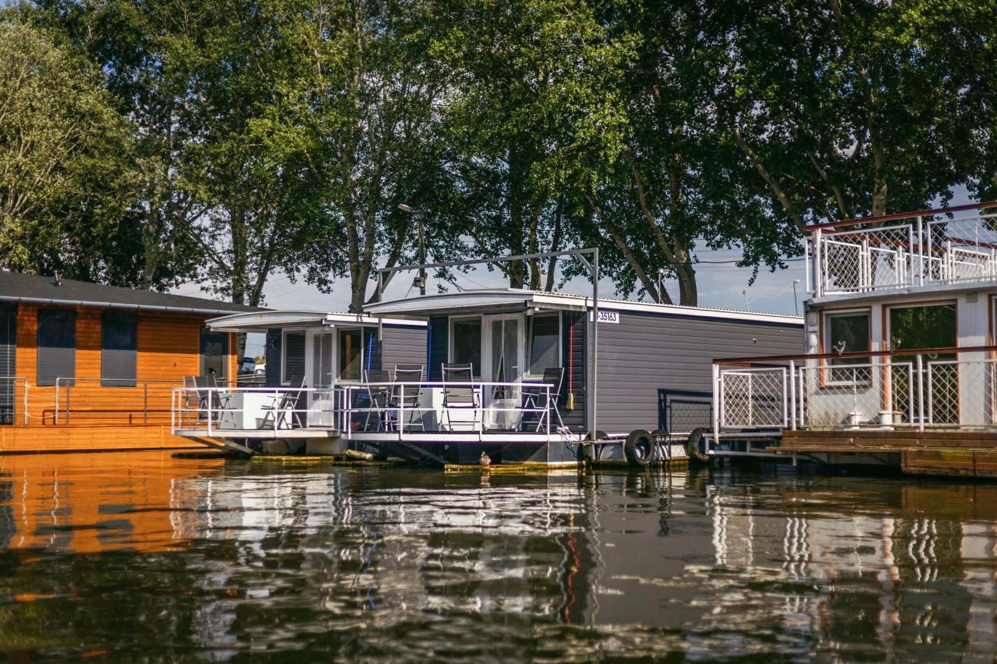 Lakohajo, Uszohaz - Tisza-To Hotel Tiszafured Exterior photo